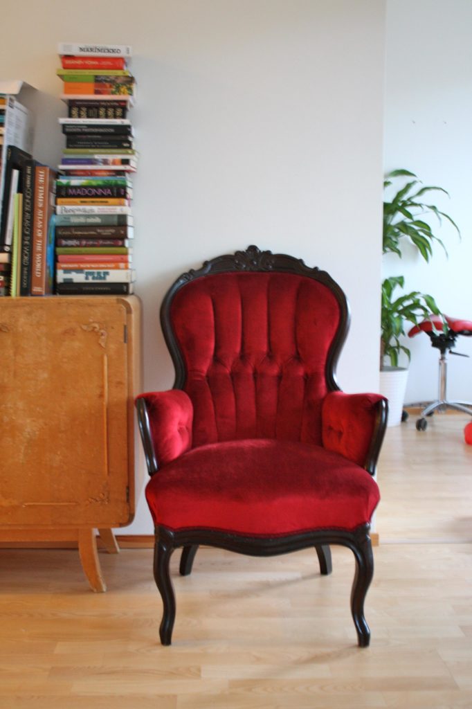 Tämä tuoli oli ennen vihreä. Nyt se on punainen. Kumpana "parempi", se on makuasia. 
